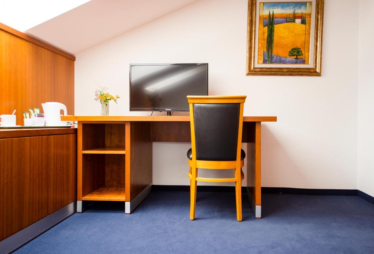 Doppelzimmer mit Straßenblick
