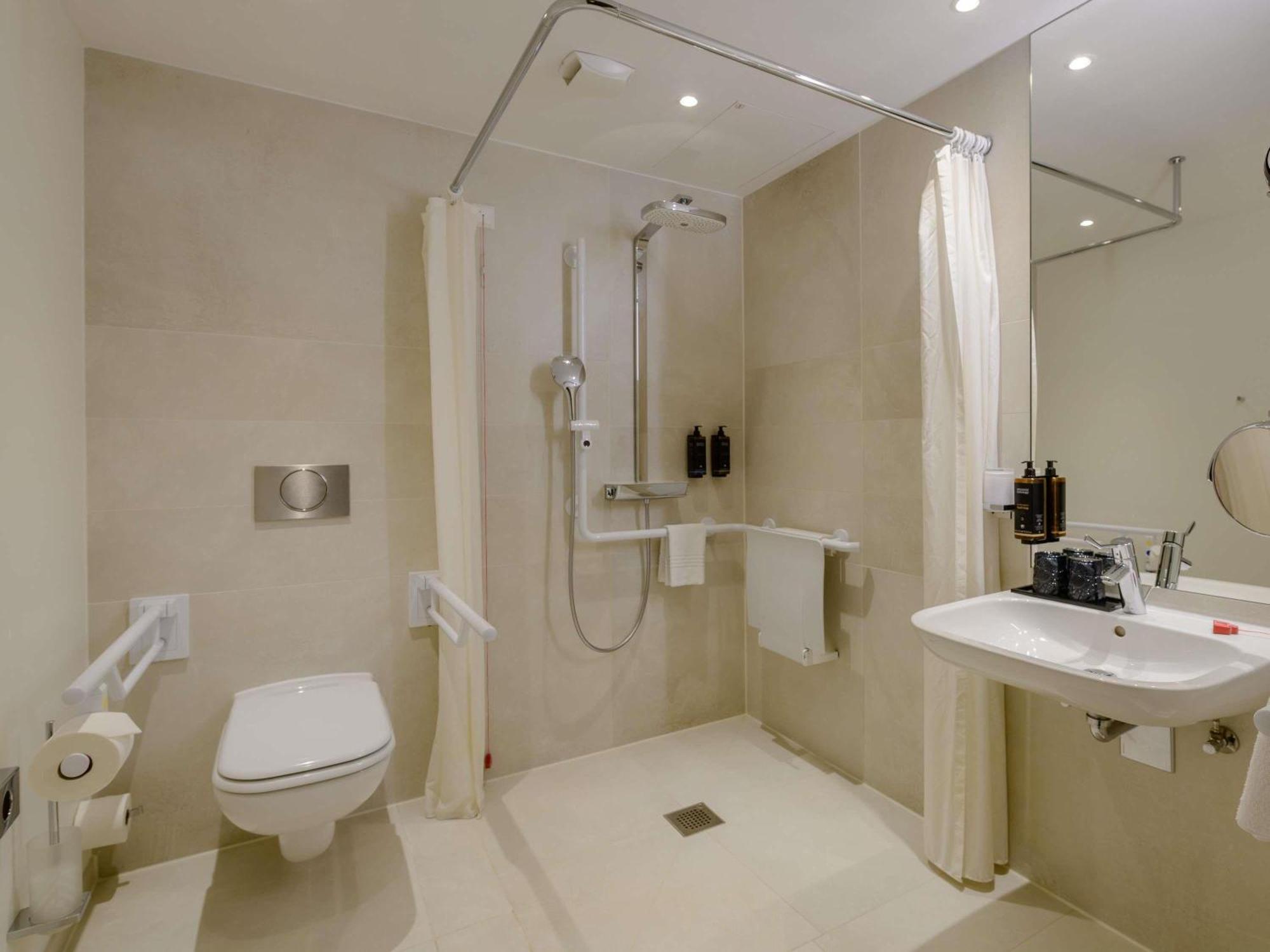 Standard Queen Room Accessible Bathroom,1717122555:JPEG